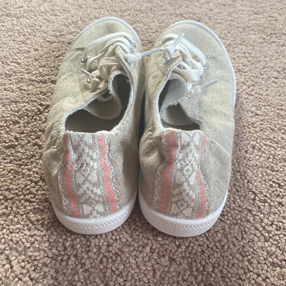 Cute basic sneaks - Picture 3 of 3